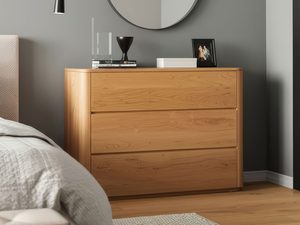 Miniaturka 11 - Komoda dębowa z trzema szufladami w szarej sypialni aranżacja