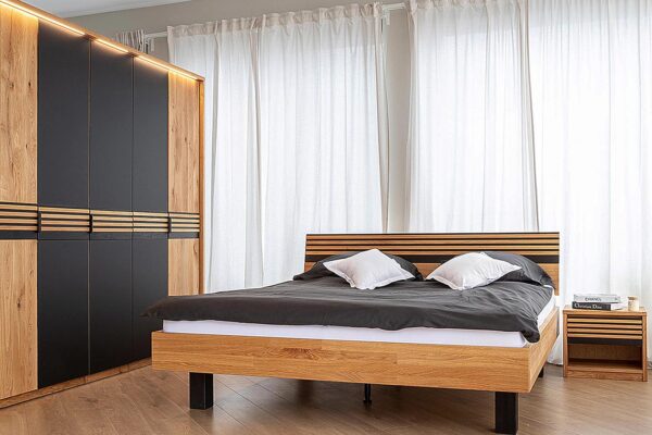 Sypialnia nowoczesna z meblami dębowymi łóżkiem i szafą z podświetleniem LED