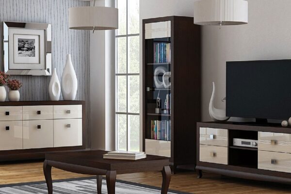 Salon z meblami ciemnymi z kremowymi frontami i stolikiem kawowym