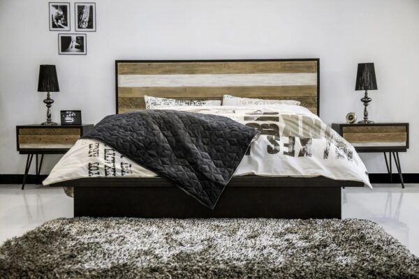 Sypialnia loftowa z łóżkiem akacjowym z zagłówkiem z desek