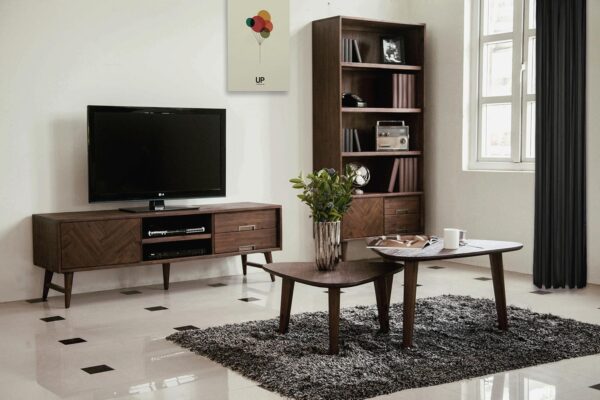 Salon z meblami akacjowymi ciemnymi szafką RTV i stolikami kawowymi