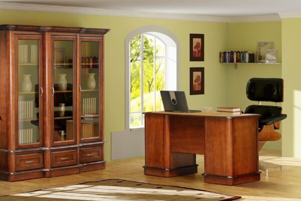 Klasyczny gabinet z meblami orzechowymi biurkiem i witryną przeszkloną