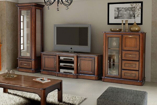 Klasyczny salon z ciemnymi meblami orzechowymi witryną i szafką RTV