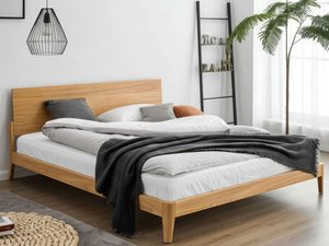 Miniaturka 11 - Łóżko dębowe z drewnianym zagłówkiem w jasnej sypialni skandynawskiej aranżacja