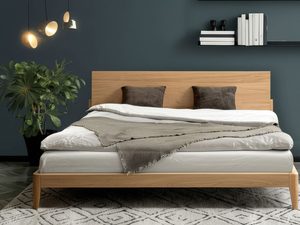 Miniaturka 12 - Dębowe łóżko z drewnianym zagłówkiem w ciemnej sypialni niebieskiej aranżacja