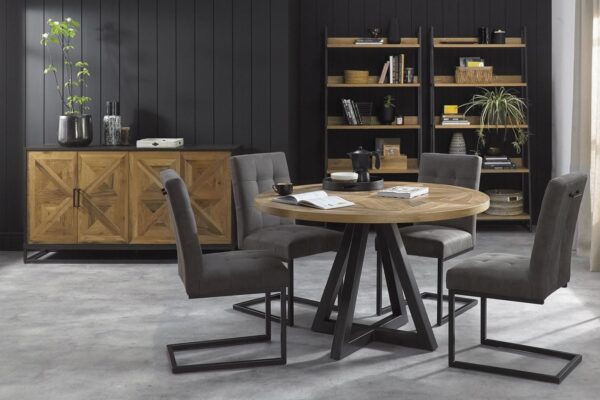 Jadalnia z okrągłym stołem dębowym i szarymi krzesłami tapicerowanymi