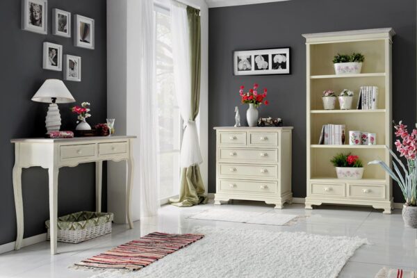 Pokój z meblami prowansalskimi kremowymi biurkiem komodą i regałem