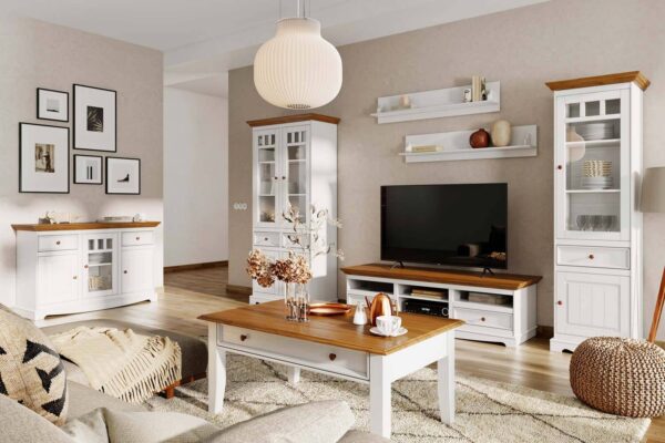 Salon prowansalski z białymi meblami z dębowym blatem i witrynami