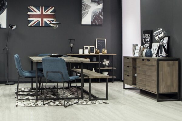 Jadalnia industrialna z drewnianym stołem i niebieskimi krzesłami