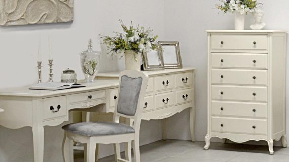 Toaletka i komoda prowansalska kremowa z ozdobnymi szufladami