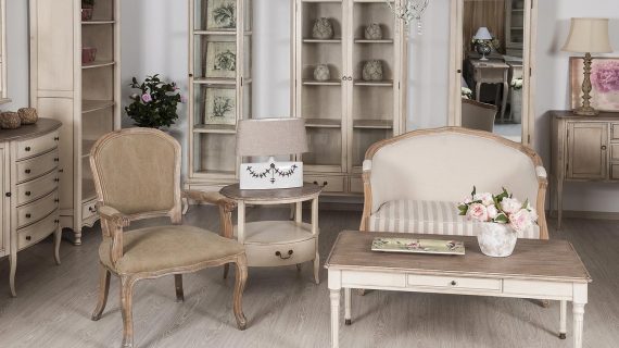 Meble prowansalskie postarzane beżowo-szare z witrynami i sofą