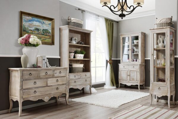 Salon prowansalski z postarzanymi meblami drewnianymi i witrynami