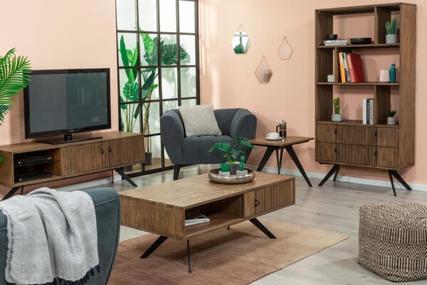 Salon z meblami drewnianymi z lamelkowym frontem i szarym fotelem