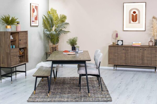 Jadalnia retro z drewnianym stołem ławą i komodą z rattanowym frontem