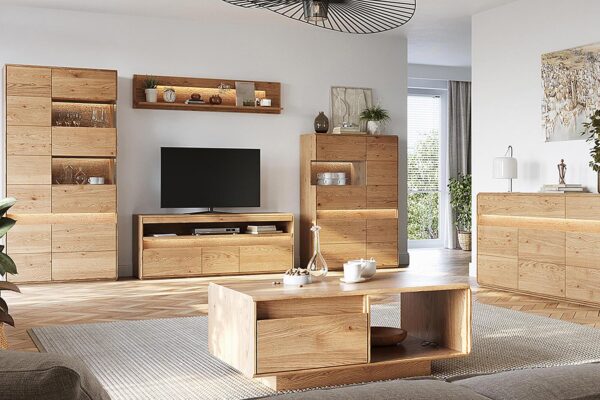 Salon z jasnymi meblami dębowymi witrynami z podświetleniem i stolikiem kawowym