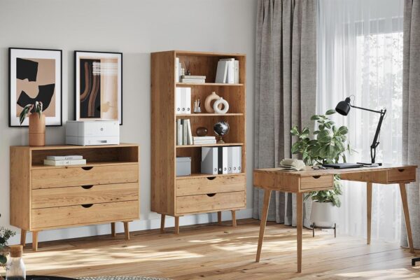 Biuro z meblami dębowymi jasnymi biurkiem komodą i regałem