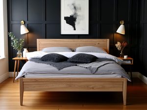 Miniaturka 12 - Dębowe łóżko z wysokim zagłówkiem w ciemnej sypialni klasyczna aranżacja