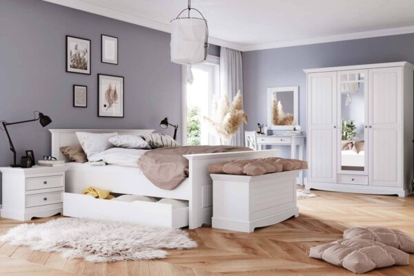 Biała sypialnia prowansalska z łóżkiem z szufladami i szafą z lustrem