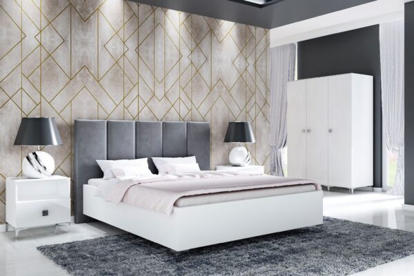 Sypialnia glamour biała z łóżkiem tapicerowanym szarym i białą szafą