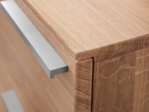 Miniaturka 5 - Szafka nocna dębowa Arella 3L z uchwytami po prawej – detal metalowych uchwytów