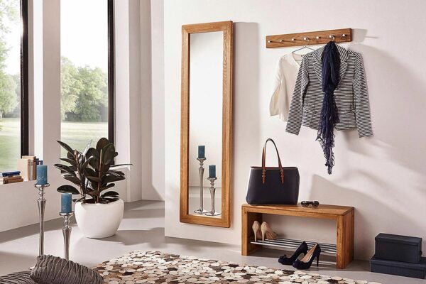 Przedpokój z meblami dębowymi lustrem wieszakiem i ławką na buty