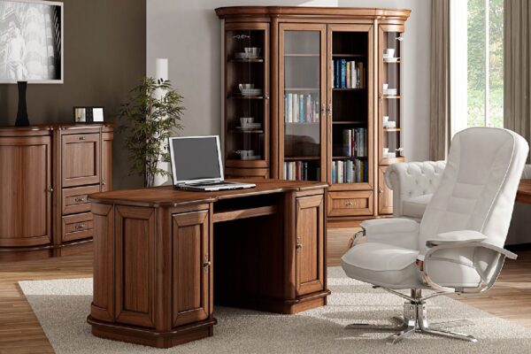 Klasyczny gabinet z meblami orzechowymi biurkiem i witryną przeszkloną