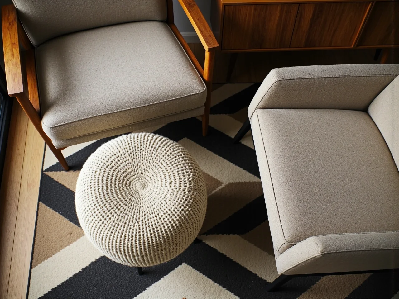 Pufa ustawiona przy kanapie w odpowiedniej odległości zapewniającej komfort użytkowania i relaks