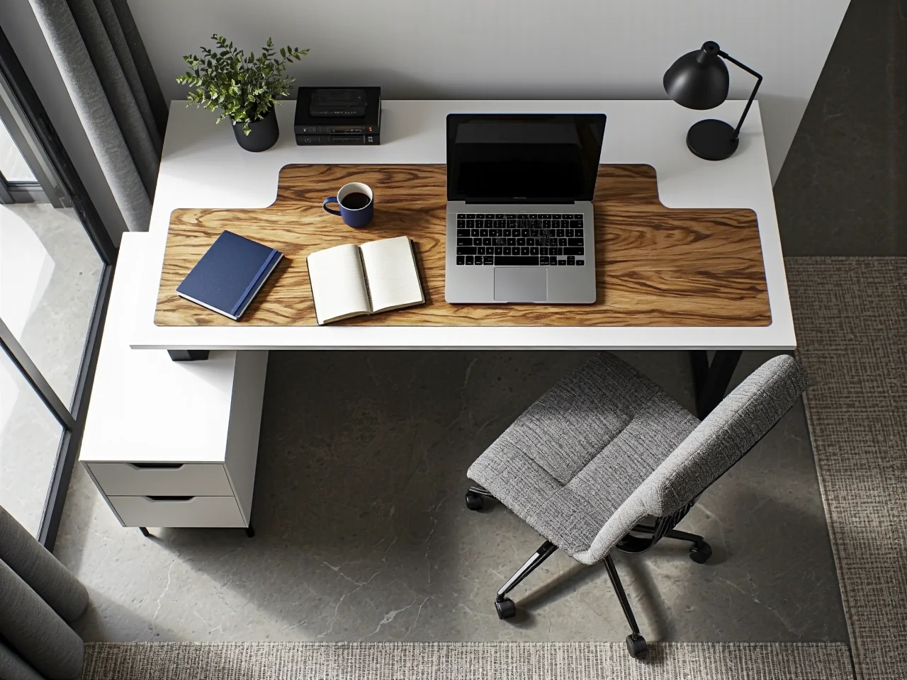 Kobieta wizualizuje ustawienie biurka regulowanego, sprawdzając dostęp do okna i gniazdek elektrycznych.