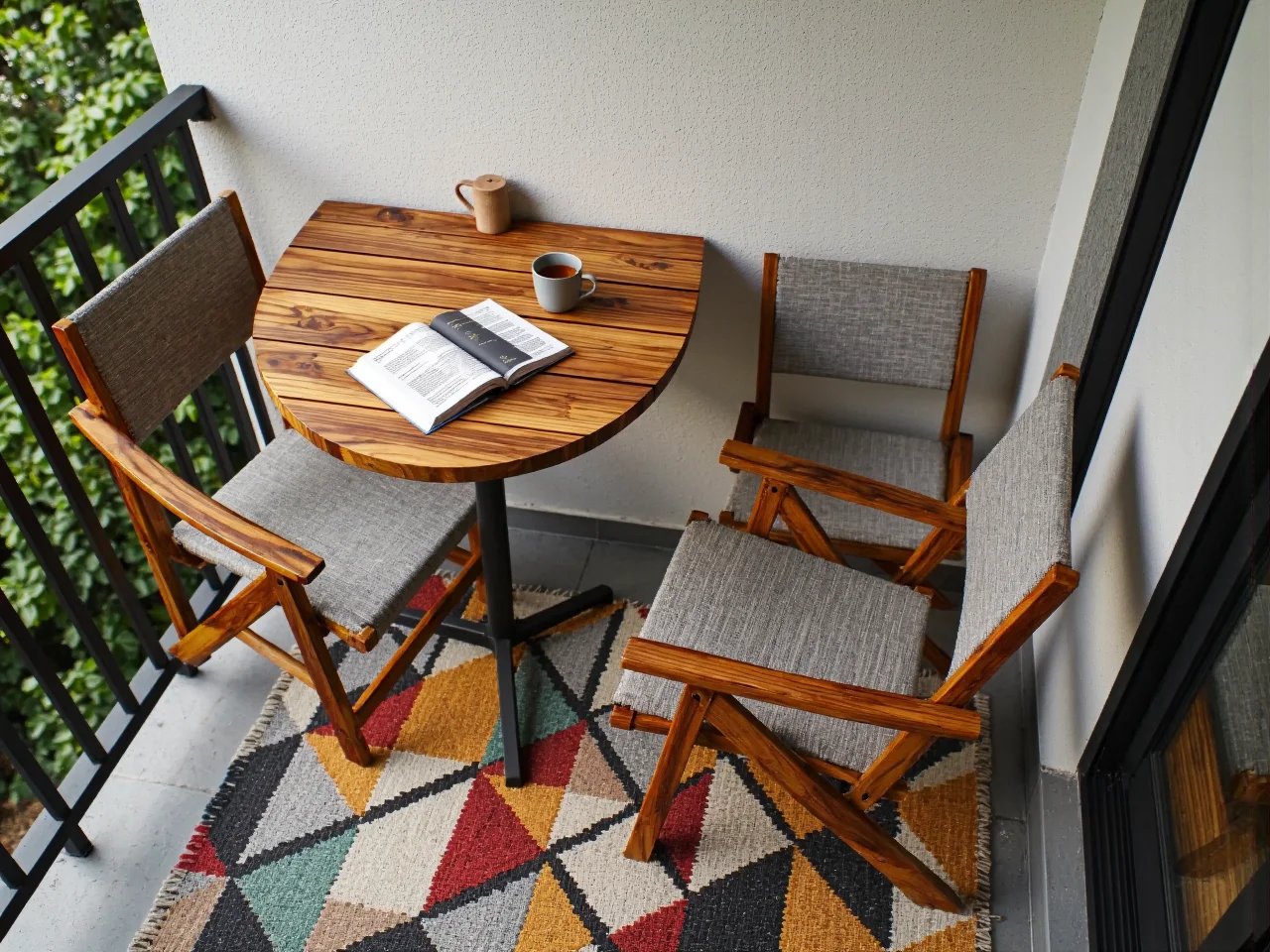 Składany stolik i krzesła idealne na mały balkon oszczędzające miejsce