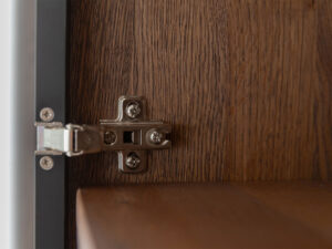 Miniaturka 6 - Dębowa komoda przeszklona Oak Elegance TABACCO
