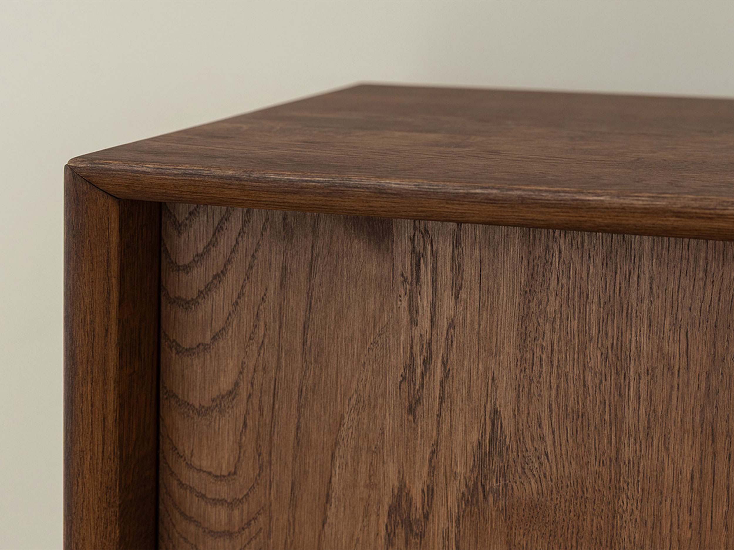 Drewniana komoda dębowa z barkiem Oak Elegance TABACCO