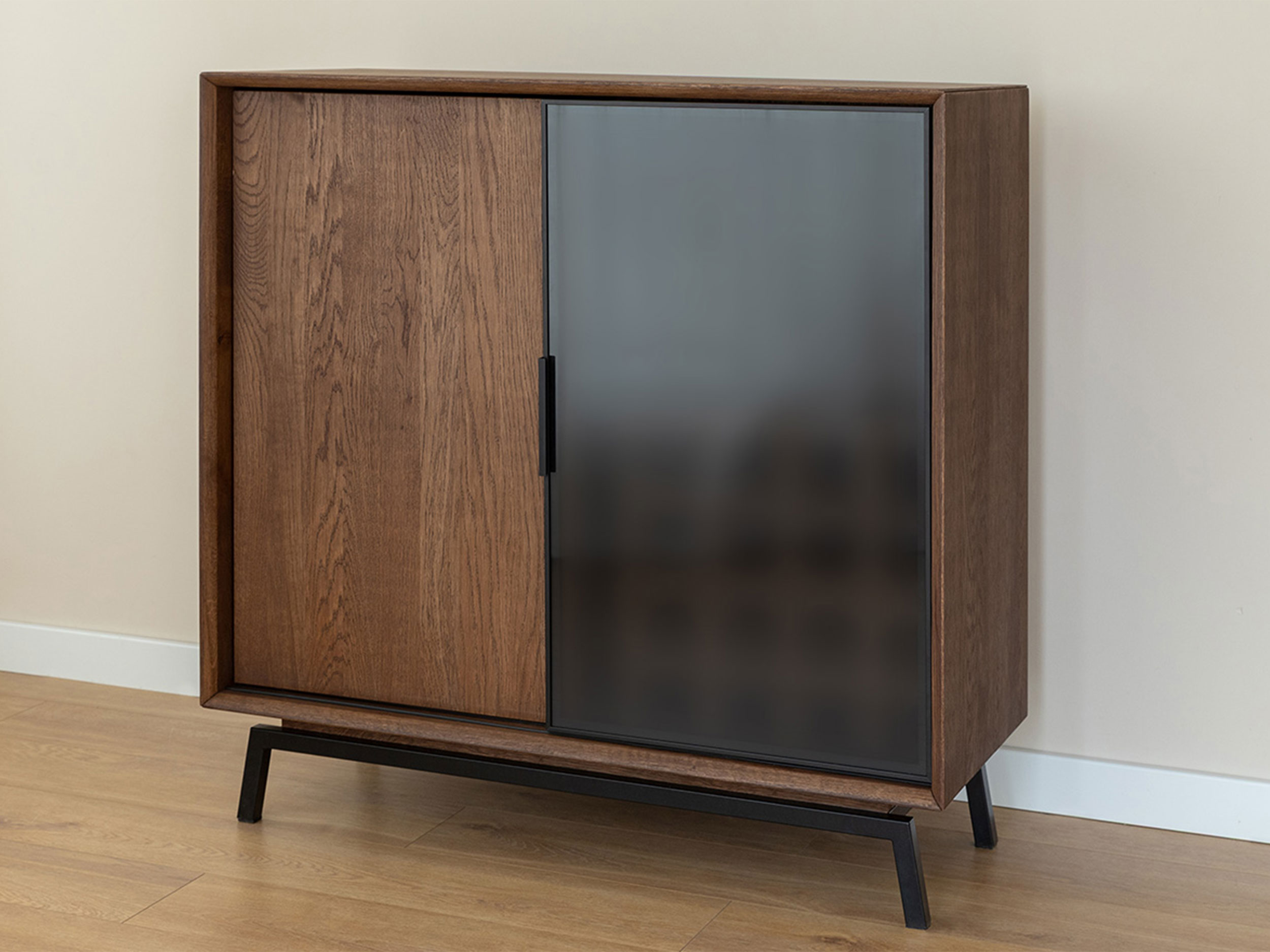 Dębowa komoda przeszklona Oak Elegance TABACCO
