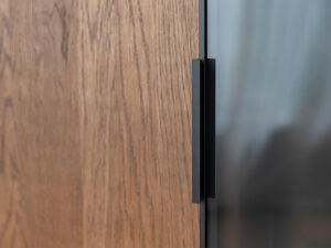 Miniaturka 11 - Dębowa komoda przeszklona Oak Elegance TABACCO
