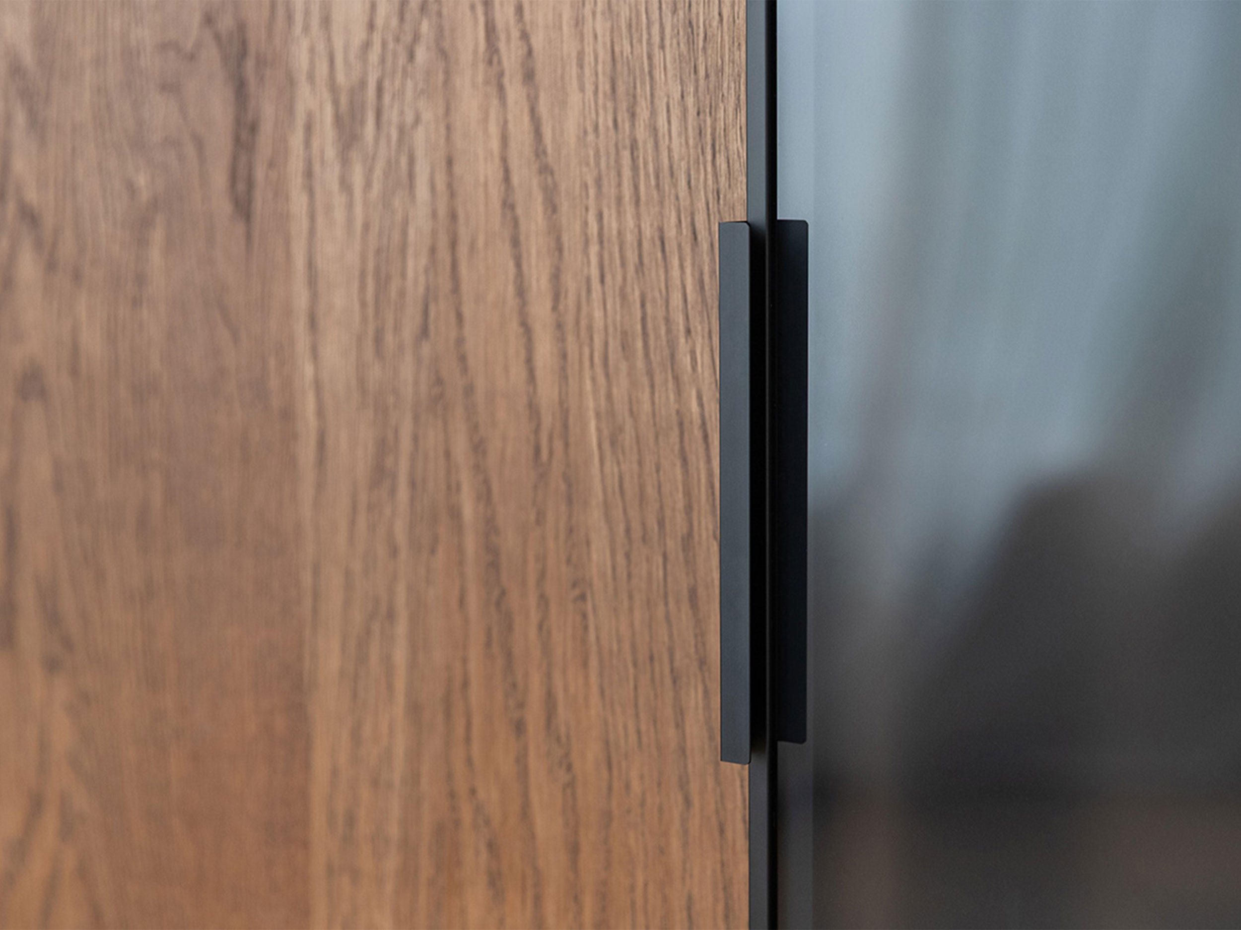 Dębowa komoda przeszklona Oak Elegance TABACCO