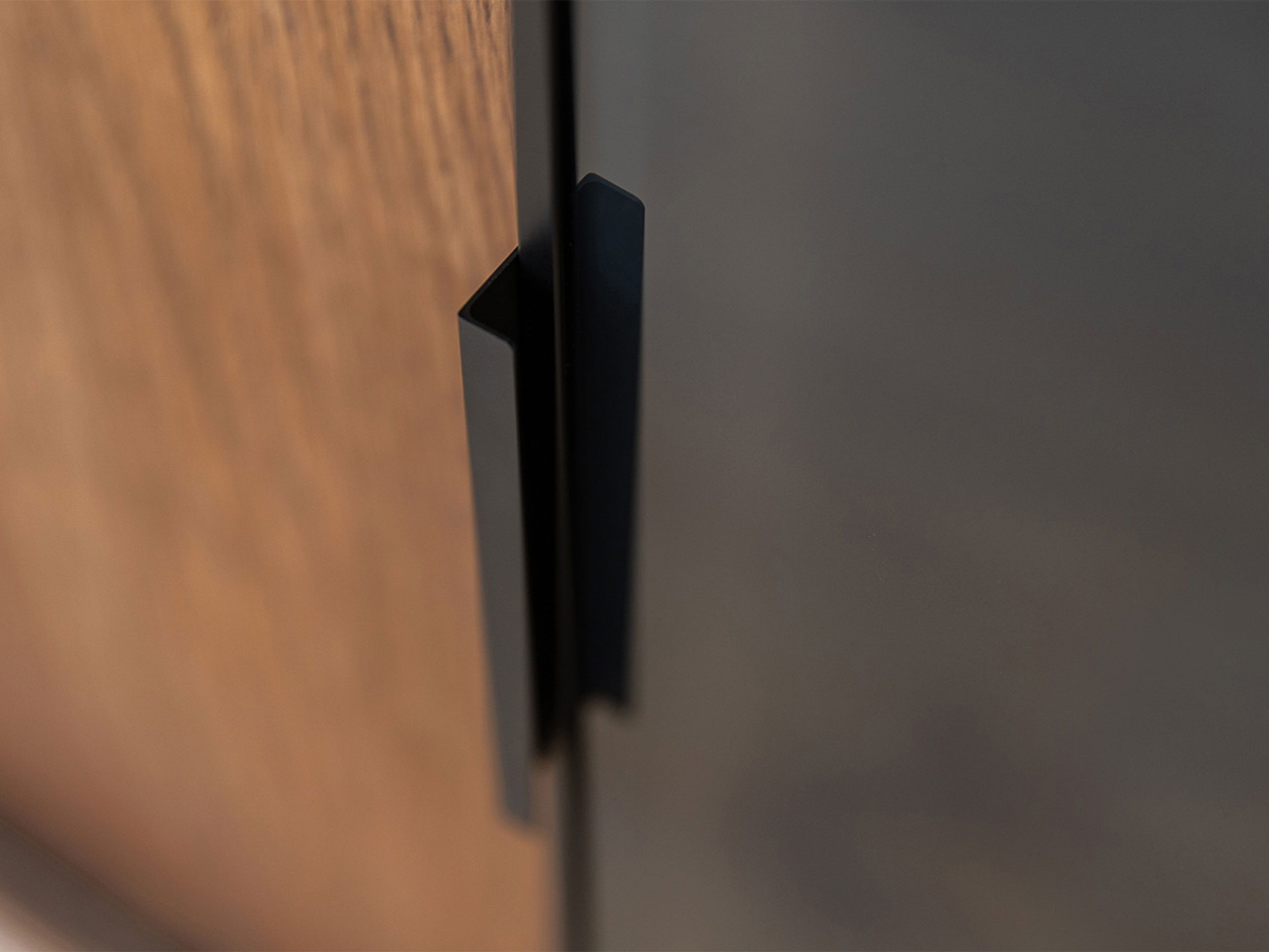 Dębowa komoda przeszklona Oak Elegance TABACCO