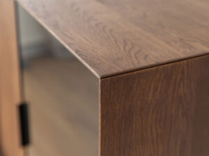 Miniaturka 14 - Dębowa komoda przeszklona Oak Elegance TABACCO