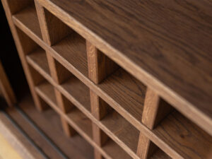Miniaturka 8 - Dębowa komoda przeszklona Oak Elegance TABACCO