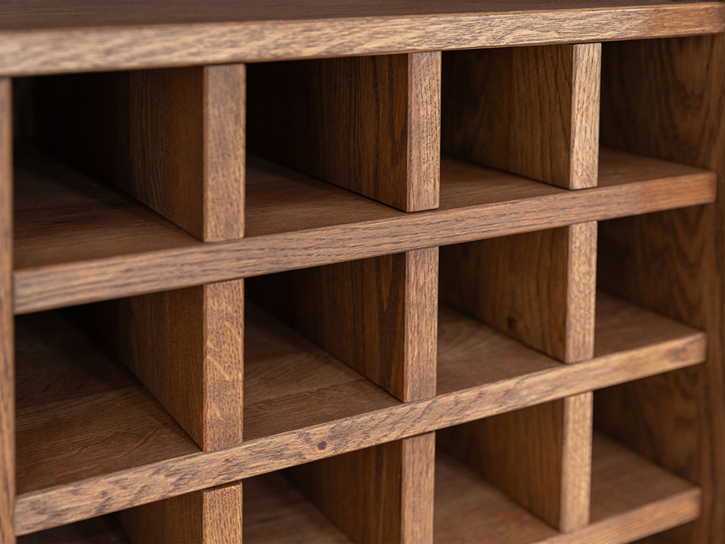 Drewniana komoda dębowa z barkiem Oak Elegance TABACCO