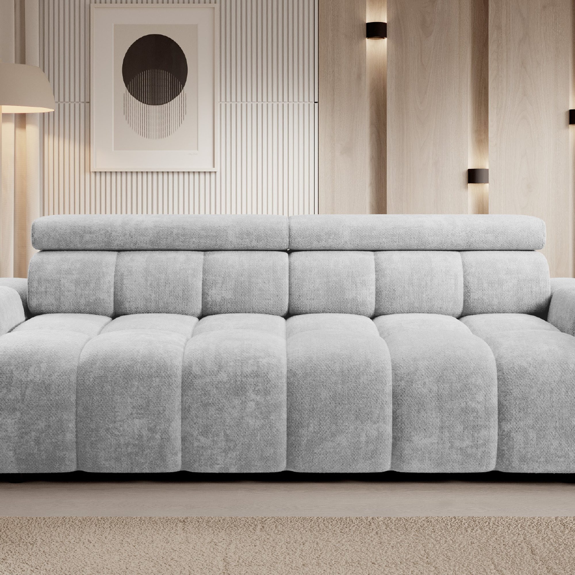Sofa Virello w salonie z drewnianą ścianą i obrazem