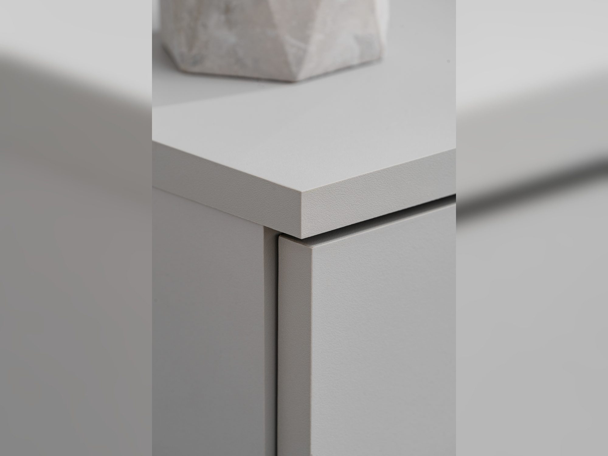 Detal połączenia Arctic Grey i Cremona Oak w meblościance Levaro