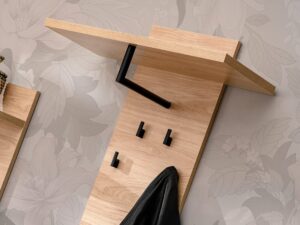 Miniaturka 2 - Detal półki i czarnych haczyków panelu Pedrivo