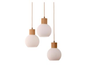Miniaturka 6 - Lampa wisząca Alba 3 koło, detal trzech białych kulistych kloszy z ryflowanego szkła.