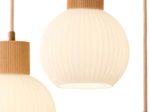 Miniaturka 9 - Zbliżenie na rozświetlony klosz i bukową oprawkę lampy Alba 3 koło.