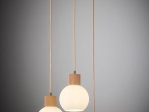 Miniaturka 4 - Lampa wisząca Alba 3 koło z trzema świecącymi kloszami na ciemnym tle.
