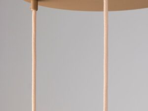 Miniaturka 11 - Zbliżenie na ciepłobeżową rozetę i trzy przewody lampy wiszącej Alba 3 koło.