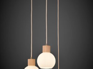 Miniaturka 5 - Lampa Alba 3 koło z trzema jasnymi ryflowanymi kloszami na czarnym tle.