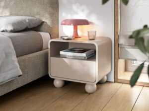 Miniaturka 3 - Szafka nocna Albenza w aranżacji sypialni – przy łóżku
