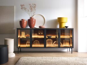 Miniaturka 4 - Komoda Dorvano dąb dunin z LED w salonie – przeszklone fronty i dekoracje na blacie