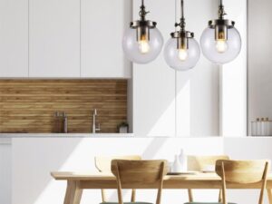 Miniaturka 2 - Lampa wisząca Kalaveta z trzema szklanymi kloszami – drugie ujęcie jadalni