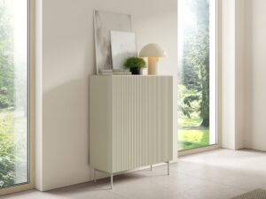 Miniaturka 4 - Komoda wysoka Kavessa kaszmir w jasnym salonie przy oknie z lampą na blacie